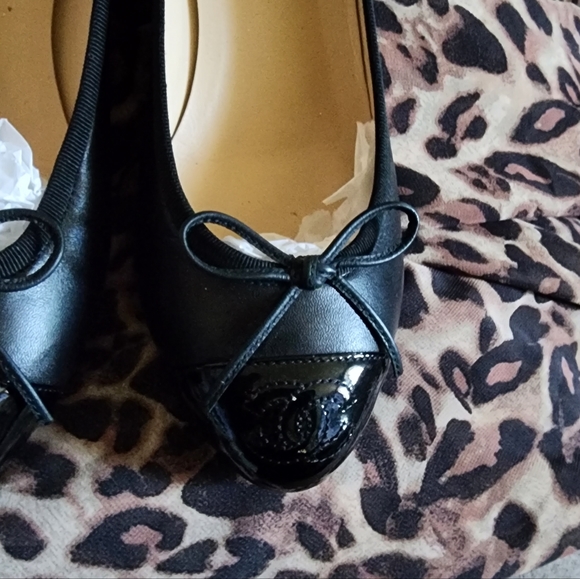 CHANEL LAMBSKIN PATENT CAPTOE PUMPS HEELS CLASSIC 6.5 37 - Picture 2 of 16